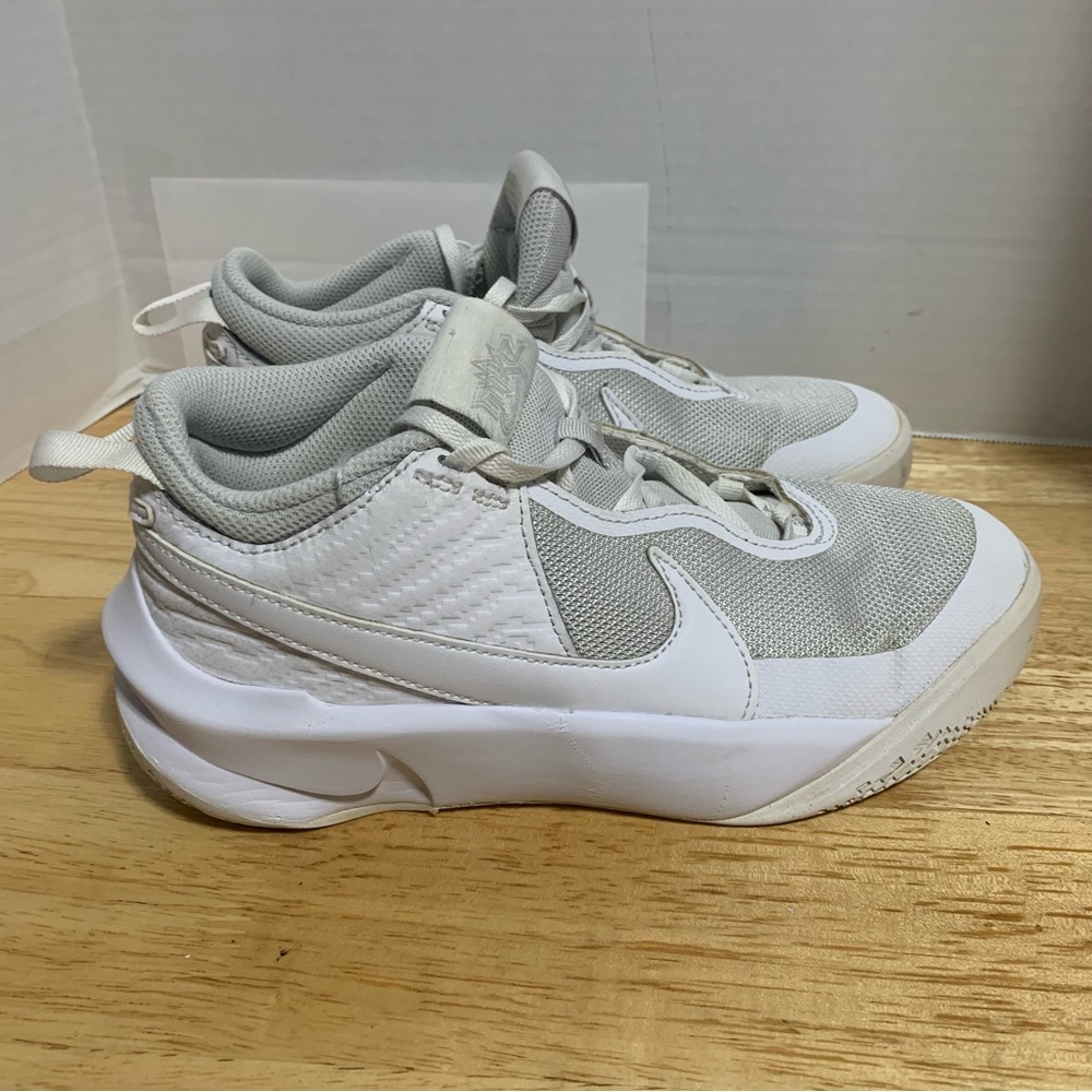 Nike Team Hustle D 10 Boys CW6735-101 White Lace Up Athletic Sneaker Size‎ 5Y
